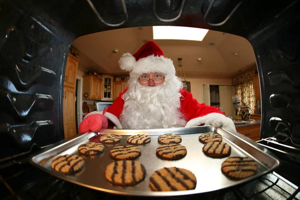 Άγιος Βασίλης Ψήνει Μπισκότα Χριστουγεννιάτικα Μπισκότα Άγιος Βασίλης Φαίνεται Ψήσιμο — Φωτογραφία Αρχείου