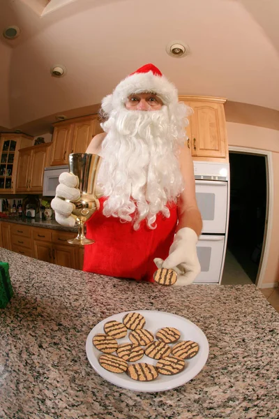 Der Weihnachtsmann Genießt Plätzchen Und Milch Der Weihnachtsmann Bekommt Heiligabend — Stockfoto