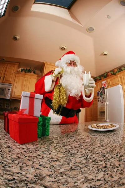 Der Weihnachtsmann Genießt Plätzchen Und Milch Der Weihnachtsmann Bekommt Heiligabend — Stockfoto