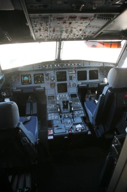 Kokpit. Uçak kokpiti. Uçağın içi kokpit manzaralı. Kokpit uçağındaki modern aletlerin iç görünümü. Bir uçağın iç görüntüsü. Pilotlar uçağının içini görüyorlar.. 