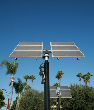 Güneş panelleri. Mavi gökyüzüne karşı güneş paneli. Güneş panelleri güneş ışığını toplar ve onu bedava elektriğe çevirir. Güneş enerjisi santrali. Fotovoltaik. Yeşil enerji. Alternatif enerji Güneş enerjisi. Güneş enerjisi. Güneş enerjisi. ücretsiz elektrik gücü. 