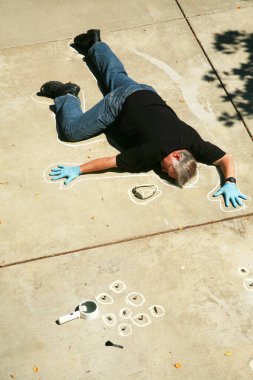 Atışla Sür. Ölü bir adam, kurşun kovanları ve tebeşirle çevrili bir şekilde garaj yolunda yatıyor. Vurularak öldürülen bir sürücü. Cinayet oranları artıyor. Siyahlı dedektif. Ceset ve kanıt olay yerinde vurularak öldürülmüş. Silah Kontrolü. 