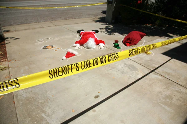 圣诞老人开车经过射击 圣诞老人在开车时被枪杀了 真正的警长犯罪现场 圣诞老人死在了车道上 有人开枪打死Santa Claus在开车射击 圣诞老人成为暴力的受害者 并被杀害 — 图库照片