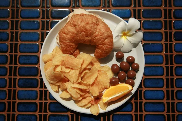 Lunch Kalkonsmörgås Croissant Kalkon Smörgås Chips Apelsinskivor Och Chokladdroppar Vacker — Stockfoto