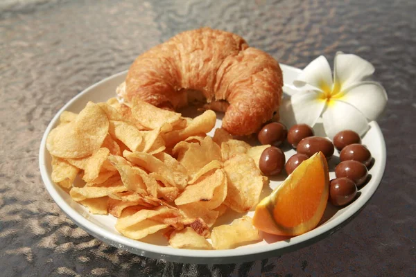 Lunch Kalkonsmörgås Croissant Kalkon Smörgås Chips Apelsinskivor Och Chokladdroppar Vacker — Stockfoto