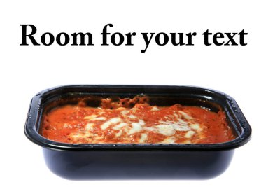 Lazanya mı? Mikrodalga lazanyası. Geleneksel İtalyan lazanyası. Kıyma, domates ve peynirli lazanya. Taze fesleğen ve parmesan peynirli et lazanyası. Kapat. İtalyan lazanyası. Beyaz üzerine izole edilmiş. Mesaj için yer var. Televizyon yemeği. Mikrodalga Gıda. 