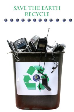 Elektronik Geri Dönüşüm. Elektronik atık geri dönüşüme hazır. İsraf oldu. Eski elektronik cihazlar geri dönüştürüldü ve tekrar kullanıldı. Eski cep telefonlarının geri dönüşümü. Eski dizüstü bilgisayarların geri dönüşümü. Eski E-Atık 'ın geri dönüşümü. Elektronik atık geri dönüşümü. 