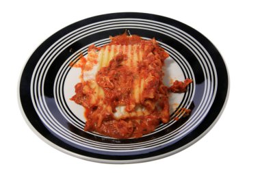 Lazanya mı? Mikrodalga lazanyası. Geleneksel İtalyan lazanyası. Kıyma, domates ve peynirli lazanya. Taze fesleğen ve parmesan peynirli et lazanyası. Kapat. İtalyan lazanyası. Beyaz üzerine izole edilmiş. Mesaj için yer var. Televizyon yemeği. Mikrodalga Gıda. 