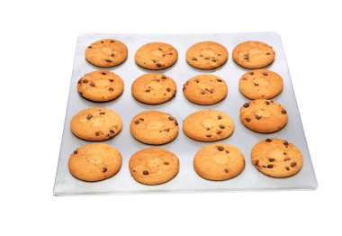 Kurabiye. Çikolata parçacıklı kurabiye. Beyazda izole edilmiş. Mesaj için yer var. Kırpma Yolu. Büyük kurabiyeler. Bir tabak çikolatalı kurabiye. Nefis ev yapımı çikolatalı kurabiyeler.. 