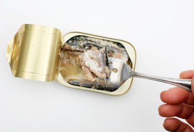 Sardalyalar. Açık sardalya konservesine yakın çekim. Beyaz üzerine izole edilmiş. Konserve sardalya. Mesaj için yer var. Kesme yolu. Teneke sardalyada balık konservesi. Tütsülenmiş sardalya. 