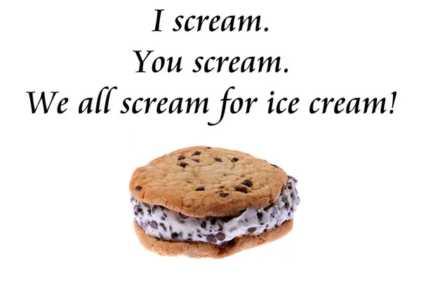 冰激淋 冰淇淋三明治 冰淇淋圆锥 被白色隔离了文字空间 裁剪路径 冰淇淋 巧克力涂层和花生的冰淇淋锥 冰淇淋三明治与巧克力片和巧克力片冰淇淋 小点心 — 图库照片