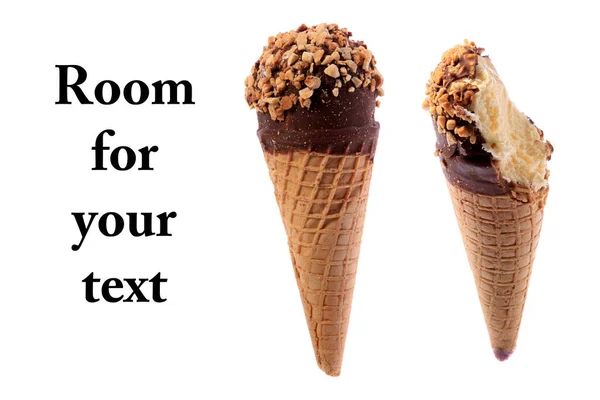 冰激淋 冰淇淋三明治 冰淇淋圆锥 被白色隔离了文字空间 裁剪路径 冰淇淋 巧克力涂层和花生的冰淇淋锥 冰淇淋三明治与巧克力片和巧克力片冰淇淋 小点心 — 图库照片