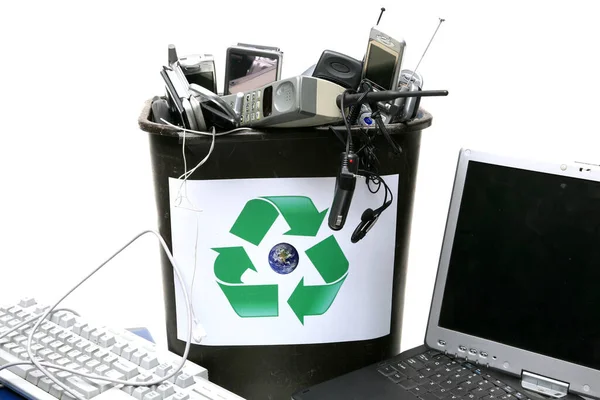 电子回收利用 准备回收的电子废物 电子废物 旧的旧电子设备回收再利用 回收旧的蜂窝电话机 旧笔记本电脑的回收利用 回收旧电子废物 电子废物循环再用 — 图库照片