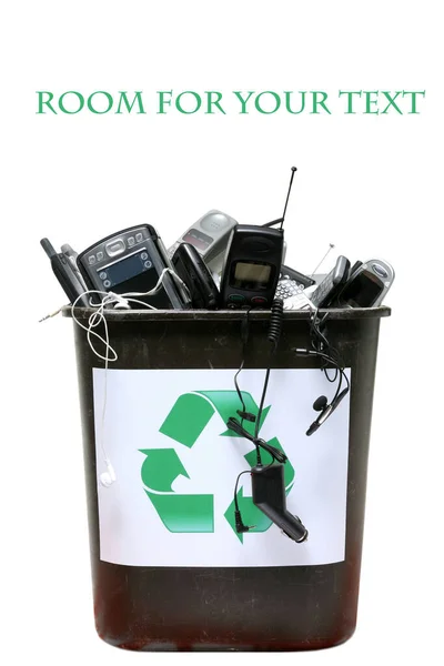 재활용중 쓰레기 재활용 기기들은 재활용되고 재사용되었습니다 전화를 재활용하는 것이다 컴퓨터의 — 스톡 사진