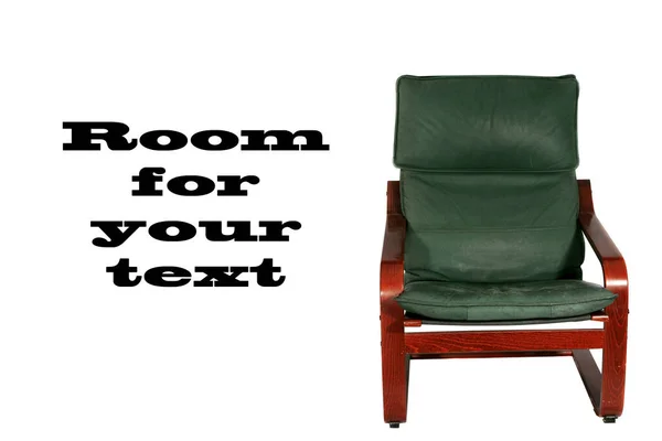 緑の革と木製の椅子 イージーチェア 古い木製の古典的な革の椅子 緑の革の椅子 アームチェア 白で隔離されてる 白の上に隔離された古い木製の古典的な革の緑のアームチェア テキストのための部屋 クリッピングパス 快適な椅子 — ストック写真