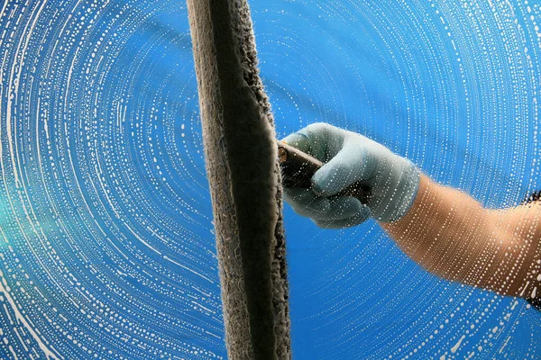 Raamreiniging Een Professionele Glazenwasser Zeept Knijpt Een Raam Schoon Raamreiniger — Stockfoto