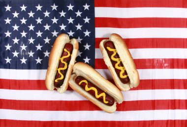 Sosisli sandviç. 4 Temmuz Hot Dog. Barbekü Partisi Yemeği. Amerikan bayrağı taşıyan vatansever bir sosisli sandviç. 4 Temmuz 'da Amerika Birleşik Devletleri' nde Bağımsızlık Günü 'nü kutluyoruz. Bağımsızlık Günü sosislisi. Amerikan Bayrağında Hardallı Üç Sosisli. Çok lezzetli.