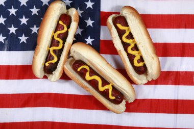 Sosisli sandviç. 4 Temmuz Hot Dog. Barbekü Partisi Yemeği. Amerikan bayrağı taşıyan vatansever bir sosisli sandviç. 4 Temmuz 'da Amerika Birleşik Devletleri' nde Bağımsızlık Günü 'nü kutluyoruz. Bağımsızlık Günü sosislisi. Amerikan Bayrağında Hardallı Üç Sosisli. Çok lezzetli.
