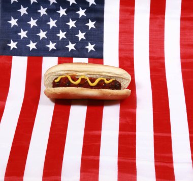 Sosisli sandviç. 4 Temmuz Hot Dog. Barbekü Partisi Yemeği. Amerikan bayrağı taşıyan vatansever bir sosisli sandviç. 4 Temmuz 'da Amerika Birleşik Devletleri' nde Bağımsızlık Günü 'nü kutluyoruz. Bağımsızlık Günü sosislisi. Amerikan Bayrağında Ketçap ve Hardallı Sosisli.