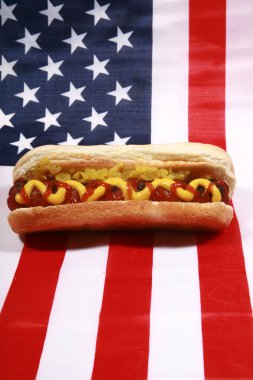 Sosisli sandviç. 4 Temmuz Hot Dog. Barbekü Partisi Yemeği. Amerikan bayrağı taşıyan vatansever bir sosisli sandviç. 4 Temmuz 'da Amerika Birleşik Devletleri' nde Bağımsızlık Günü 'nü kutluyoruz. Bağımsızlık Günü sosislisi. Ketçap ve ananas dilimli sosisli sandviç. Hawaii Dili. 