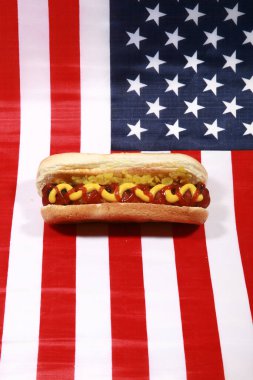 Sosisli sandviç. 4 Temmuz Hot Dog. Barbekü Partisi Yemeği. Amerikan bayrağı taşıyan vatansever bir sosisli sandviç. 4 Temmuz 'da Amerika Birleşik Devletleri' nde Bağımsızlık Günü 'nü kutluyoruz. Bağımsızlık Günü sosislisi. Amerikan Bayrağında Ketçap ve Hardallı Sosisli.