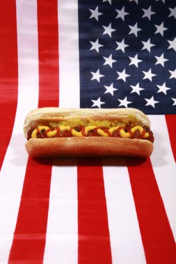 Sosisli sandviç. 4 Temmuz Hot Dog. Barbekü Partisi Yemeği. Amerikan bayrağı taşıyan vatansever bir sosisli sandviç. 4 Temmuz 'da Amerika Birleşik Devletleri' nde Bağımsızlık Günü 'nü kutluyoruz. Bağımsızlık Günü sosislisi. Amerikan Bayrağında Ketçap ve Hardallı Sosisli.