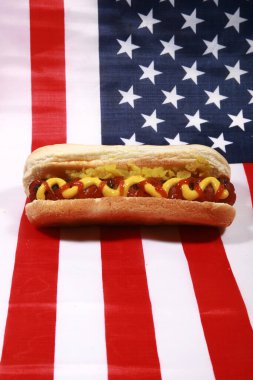 Sosisli sandviç. 4 Temmuz Hot Dog. Barbekü Partisi Yemeği. Amerikan bayrağı taşıyan vatansever bir sosisli sandviç. 4 Temmuz 'da Amerika Birleşik Devletleri' nde Bağımsızlık Günü 'nü kutluyoruz. Bağımsızlık Günü sosislisi. Amerikan Bayrağında Ketçap ve Hardallı Sosisli.