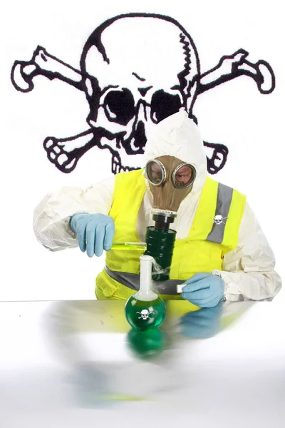 Anarchist Anarchist Een Hazmat Pak Handschoenen Gasmasker Mengt Gevaarlijke Chemicaliën — Stockfoto