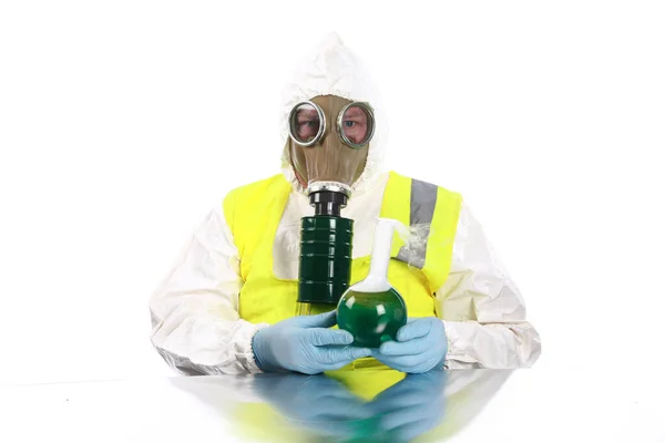 Anarchist Anarchist Een Hazmat Pak Handschoenen Gasmasker Mengt Gevaarlijke Chemicaliën — Stockfoto