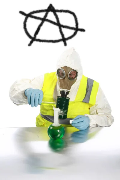 Anarchista Anarchista Kombinezonie Rękawiczkach Masce Gazowej Miesza Niebezpieczne Chemikalia Laboratorium — Zdjęcie stockowe