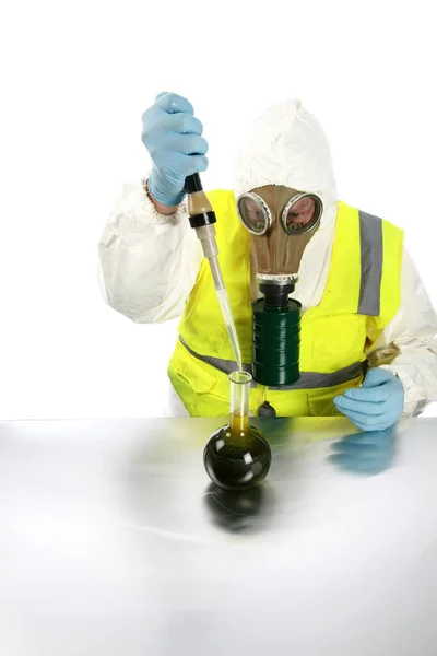 Anarchist Anarchist Een Hazmat Pak Handschoenen Gasmasker Mengt Gevaarlijke Chemicaliën — Stockfoto