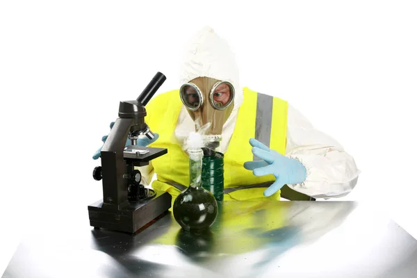 Anarchist Anarchist Een Hazmat Pak Handschoenen Gasmasker Mengt Gevaarlijke Chemicaliën — Stockfoto