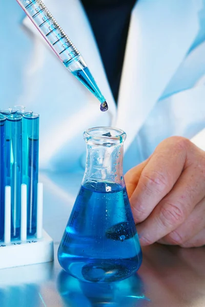 Química Frasco Vidro Transparente Copo Com Solução Azul Química Laboratório — Fotografia de Stock
