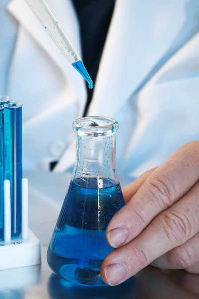 화학이요 파란색 플라스크와 비커를 연구소 코로나 바이러스 치료법을 연구하고 과학자 — 스톡 사진
