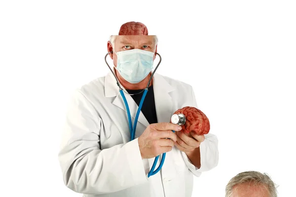 외과의 의사나 외과의는 얼굴에 이상하게 스러운 표정을 흰색에 고립되어 있습니다 — 스톡 사진