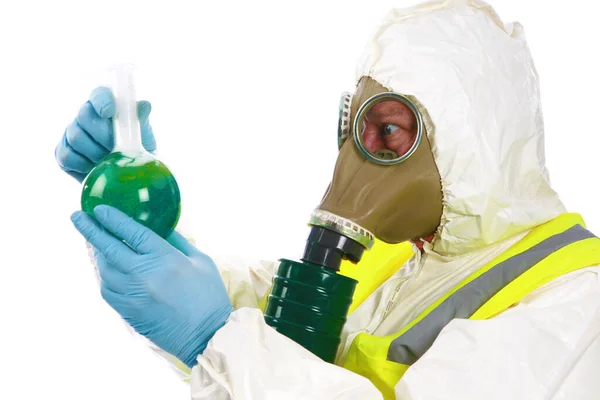 アナーキスト ハズマットスーツ ガスマスクを身に着けているアナーキストは 危険な化学物質を悪計画の準備のために研究室で混合する 邪悪な化学者は研究室でコロナウイルスを作成します Covid 19は悪の科学者によって作成されます — ストック写真