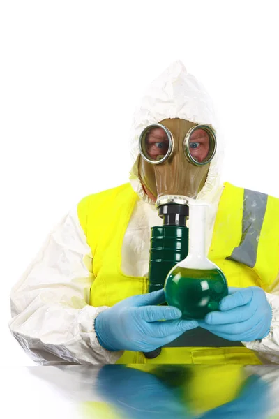 Anarchist Anarchist Een Hazmat Pak Handschoenen Gasmasker Mengt Gevaarlijke Chemicaliën — Stockfoto