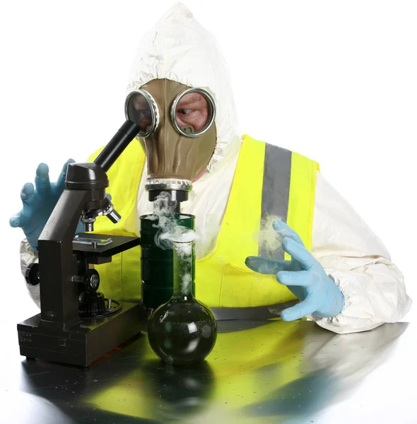 Anarchist Anarchist Een Hazmat Pak Handschoenen Gasmasker Mengt Gevaarlijke Chemicaliën — Stockfoto