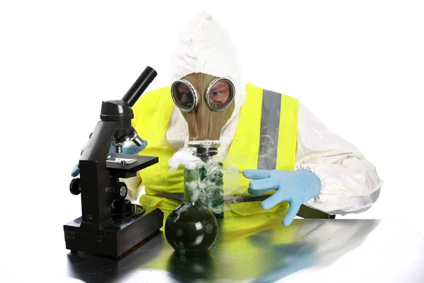 Anarchist Anarchist Een Hazmat Pak Handschoenen Gasmasker Mengt Gevaarlijke Chemicaliën — Stockfoto