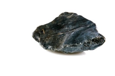 Obsidiyen. Obsidian volkanik camdır. Obsidian eski insanlar tarafından ok başları, bıçaklar, jiletler ve diğer keskin aletler yapmak için kullanılırdı. obsidyen mineral. Obsidian kayası. Beyaz üzerine izole edilmiş. Mesaj için yer var. Kesme yolu. Bir parça siyah obsidian..