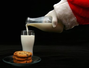 Noel Baba süt ve kurabiyelerden hoşlanır. Noel Baba için süt ve kurabiye. Noel Baba süt ve kurabiye yiyor. Noel Baba için kurabiye. Taze pişmiş kurabiyeler ve Noel Baba 'ya bırakılmış şekerlemeli sıcak çikolata. Noel arifesinde Noel Baba için bir hediye..