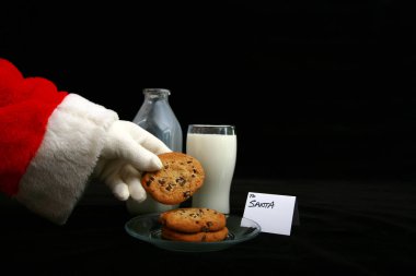 Noel Baba süt ve kurabiyelerden hoşlanır. Noel Baba için süt ve kurabiye. Noel Baba süt ve kurabiye yiyor. Noel Baba için kurabiye. Taze pişmiş kurabiyeler ve Noel Baba 'ya bırakılmış şekerlemeli sıcak çikolata. Noel arifesinde Noel Baba için bir hediye..