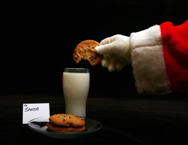 Noel Baba süt ve kurabiyelerden hoşlanır. Noel Baba için süt ve kurabiye. Noel Baba süt ve kurabiye yiyor. Noel Baba için kurabiye. Taze pişmiş kurabiyeler ve Noel Baba 'ya bırakılmış şekerlemeli sıcak çikolata. Noel arifesinde Noel Baba için bir hediye..