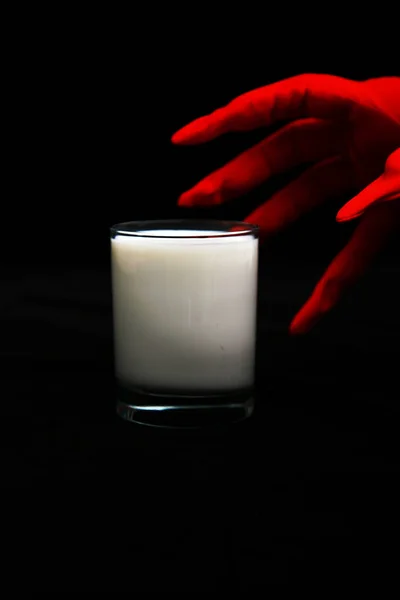 Glas Milch Vorhanden Ein Glas Milch Der Hand Einer Frau — Stockfoto