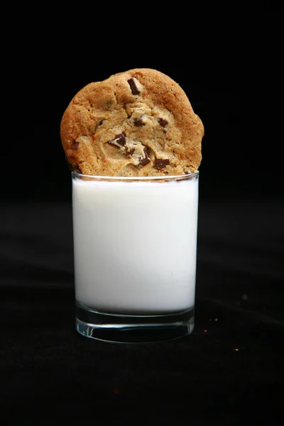 Milch Und Kekse Milch Und Chocolate Chip Cookies Eine Retro — Stockfoto