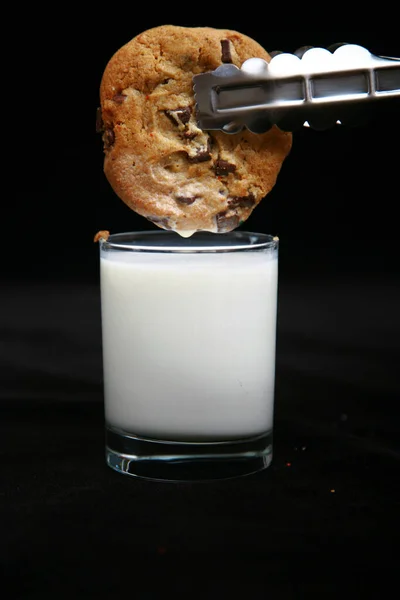 Milch Und Kekse Milch Und Chocolate Chip Cookies Eine Retro — Stockfoto