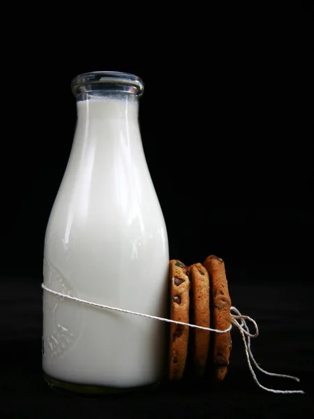 Mjölk Och Kakor Mjölk Och Chokladkakor Retro Flaska Färsk Kall — Stockfoto