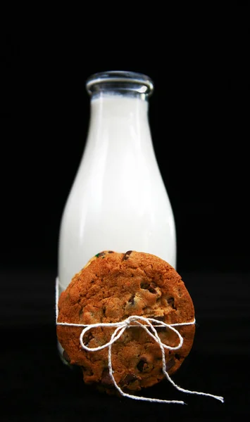 Mleko Ciasteczka Ciasteczka Mlekiem Czekoladą Butelka Świeżego Zimnego Mleka Jednym — Zdjęcie stockowe