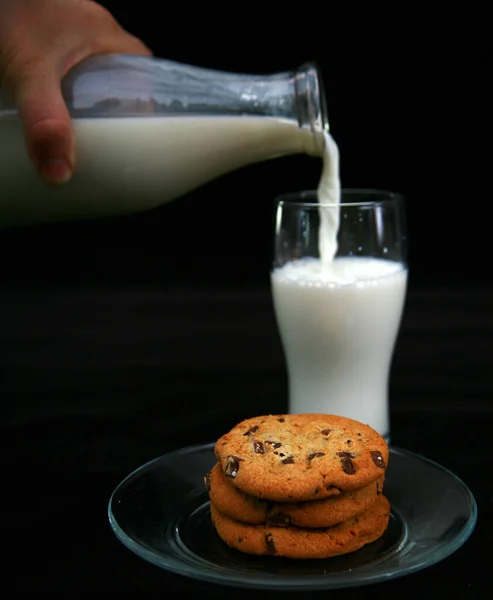 Mleko Ciasteczka Ciasteczka Mlekiem Czekoladą Butelka Świeżego Zimnego Mleka Jednym — Zdjęcie stockowe
