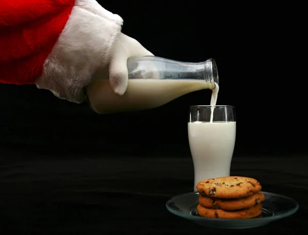 Der Weihnachtsmann Genießt Milch Und Kekse Milch Und Kekse Für — Stockfoto